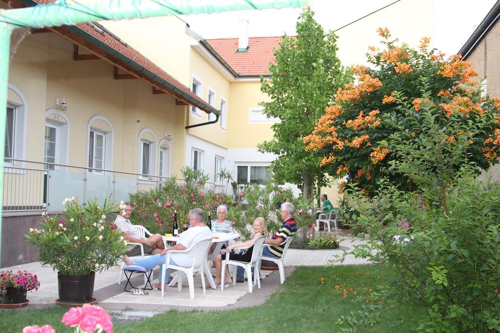 Pension & Weingut Storchenblick Illmitz Buitenkant foto