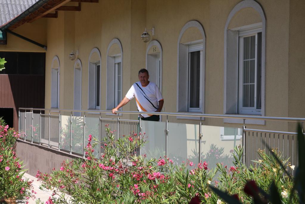 Pension & Weingut Storchenblick Illmitz Buitenkant foto