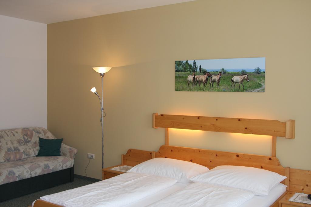 Pension & Weingut Storchenblick Illmitz Buitenkant foto